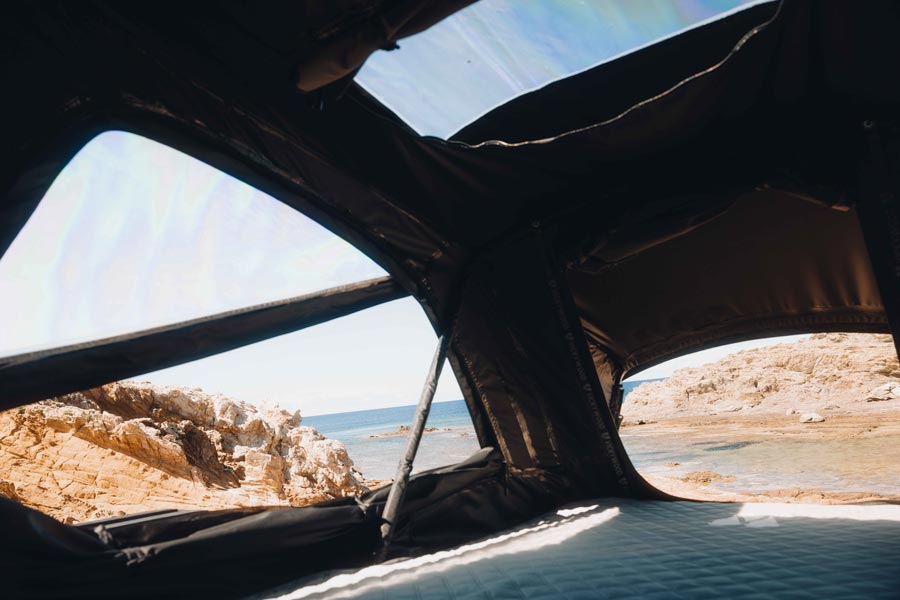 Großzügiger Innenraum des VICKYWOOD TEAK 2.0 160 Dachzelts mit Memory-Foam-Matratze, hoher Kopffreiheit und Panorama-Campinggefühl